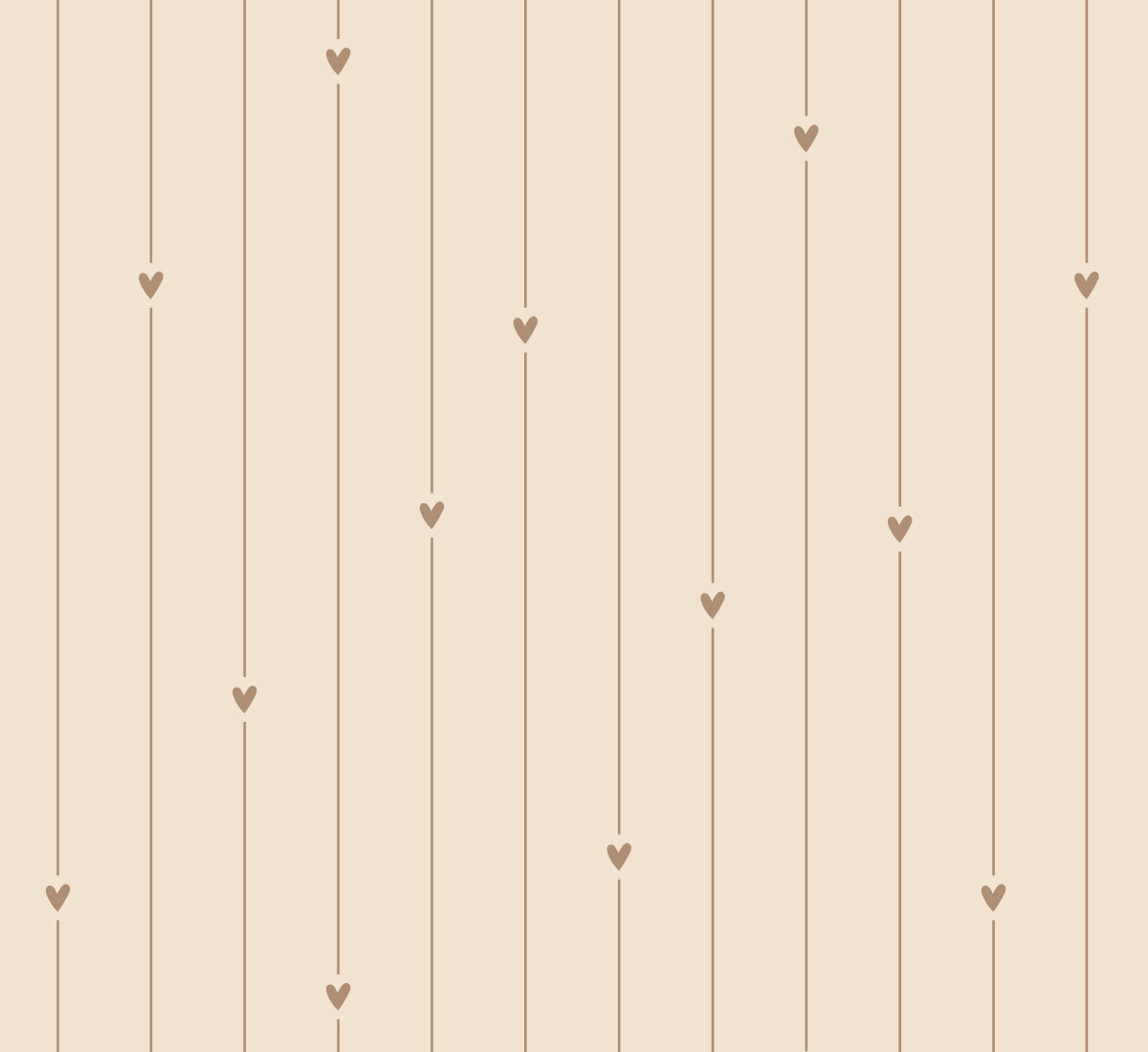 Hartjeslijn strepenbehang in beige met hartjes, het patroon van dichtbij