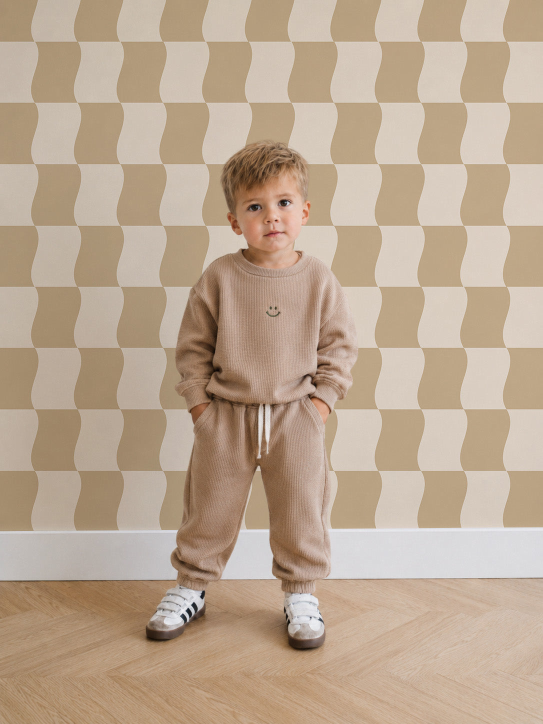 Kinderzimmer mit Tapete „Wavy Blocks“ in Buttergelb