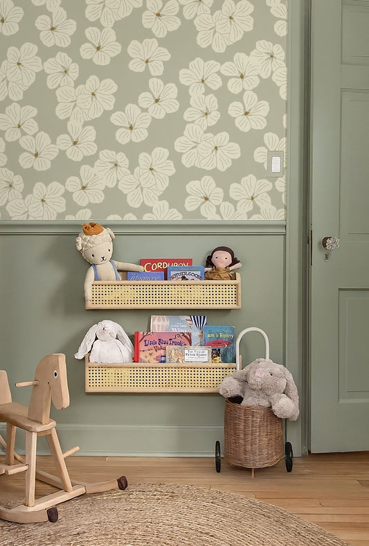 Papier peint fleuri vert au-dessus d'un lambris blanc dans une chambre de fille