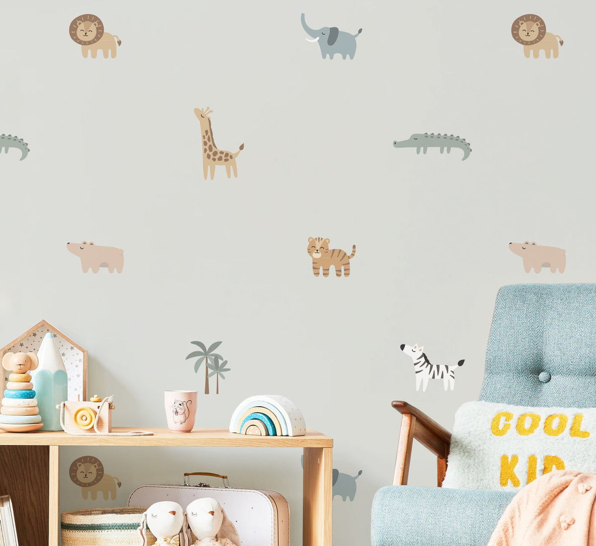 Chambre d'enfant avec le papier peint « Bébé animal de la jungle » en bleu-vert