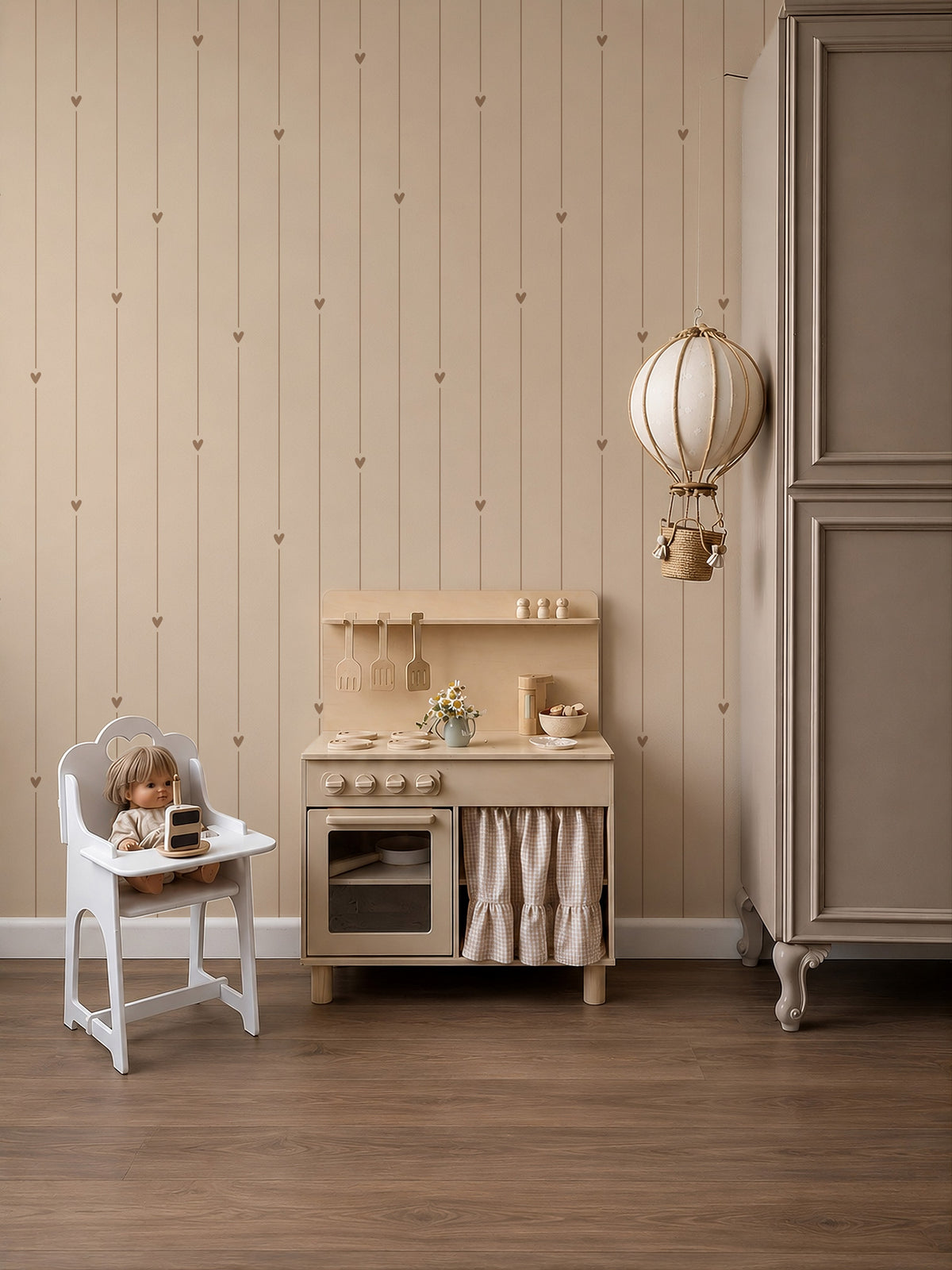 Kinderkamer met Hartjeslijn strepenbehang in beige met hartjes