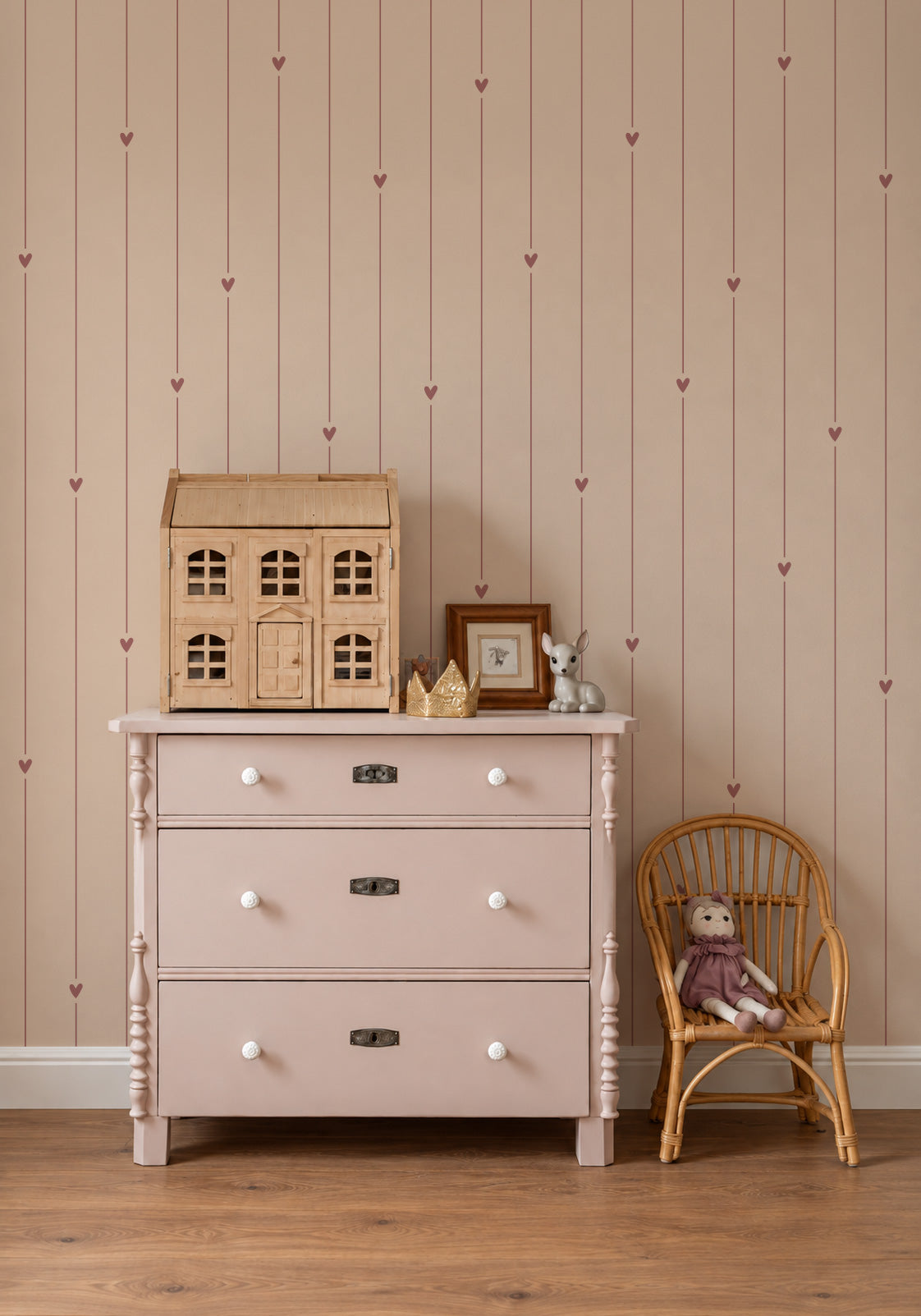 Kinderkamer met Hartjeslijn strepenbehang in oud roze met hartjes